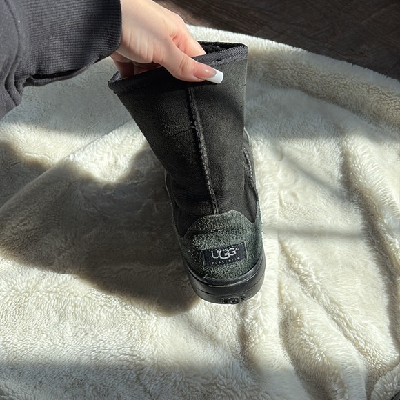 UGG Classic Short Boots – Size 8 | Shearling Lined | Cozy Winter Staple | - Picture 5 of 10
